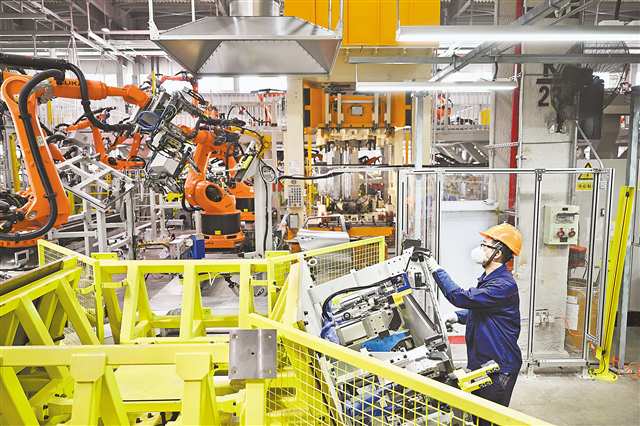 大江科創(chuàng)城 企業(yè)生產(chǎn)忙助力經(jīng)濟穩(wěn)增長，技術(shù)咨詢加速創(chuàng)新步伐